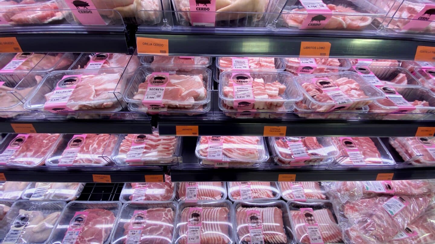 Neveras con carne envasada en la sección de carnicería de un supermercado de Madrid.