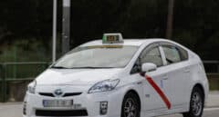 Los taxis madrileños ofrecen prensa gratuita a sus clientes