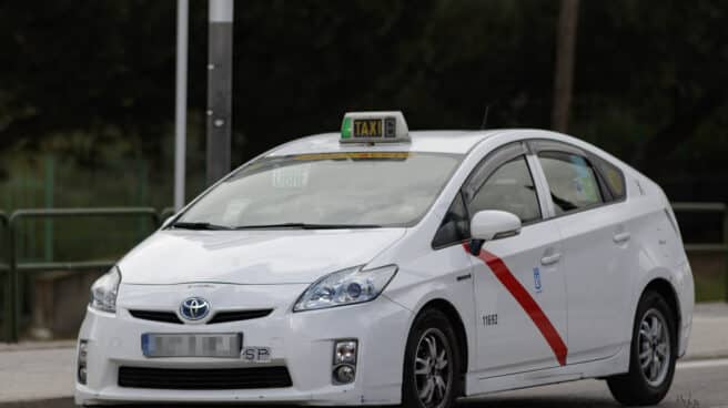 Los taxis madrileños ofrecen prensa gratuita a sus usuarios