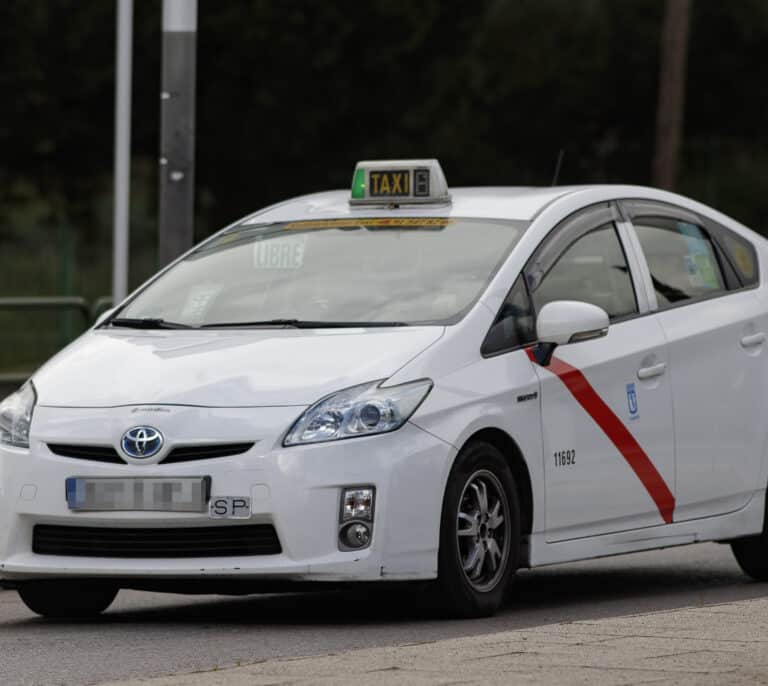 Los taxis madrileños ofrecen prensa gratuita a sus clientes