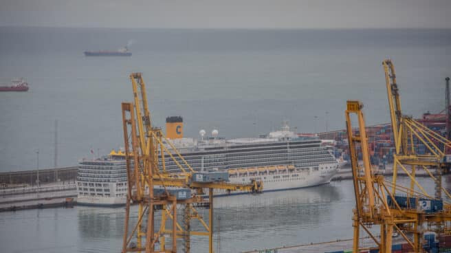 puerto-barcelona-contaminacion-aire El crucero Costa Deliziosa atracado en el puerto de Barcelona, uno de los focos de contaminación de la ciudad.