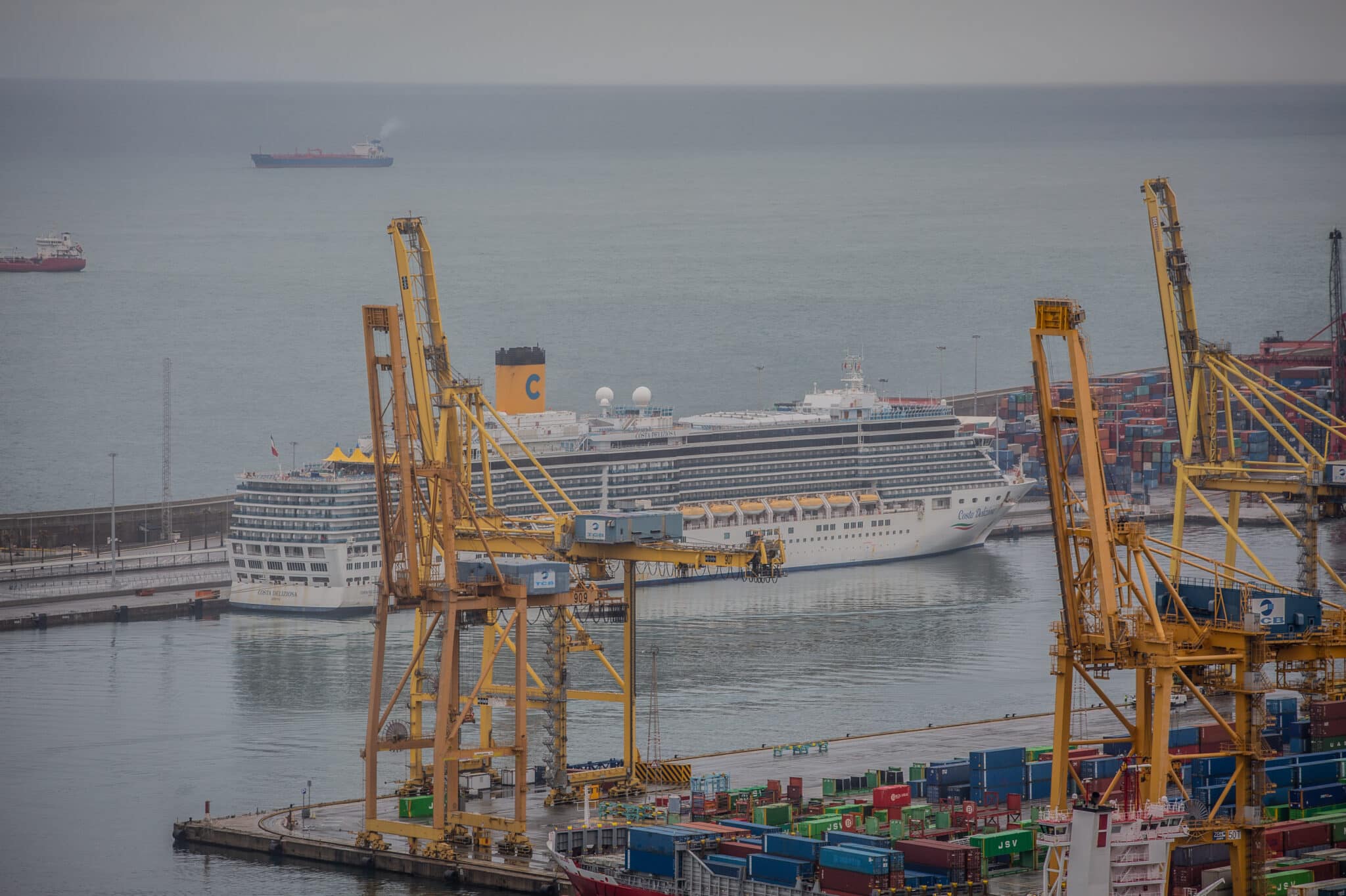 El crucero Costa Deliziosa atracado en el puerto de Barcelona, uno de los focos de contaminación de la ciudad.