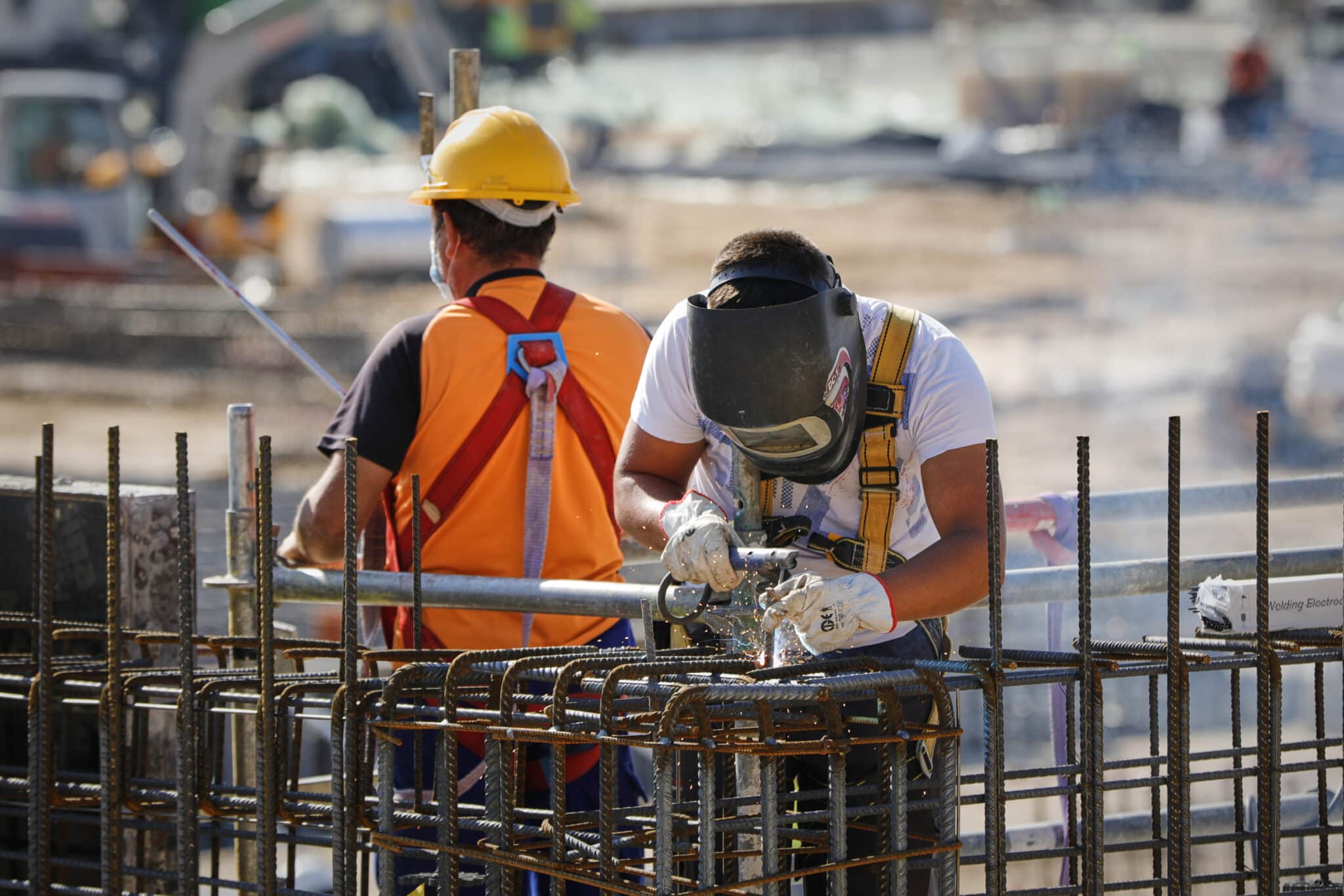 Un soldador y un operario trabajan en las obras del Hospital de Emergencias Isabel Zendal