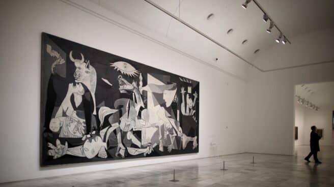 El 'Guernica' de Pablo Picasso en una de las salas del Museo Reina Sofía un día antes del término del estado de alarma, en Madrid (España)