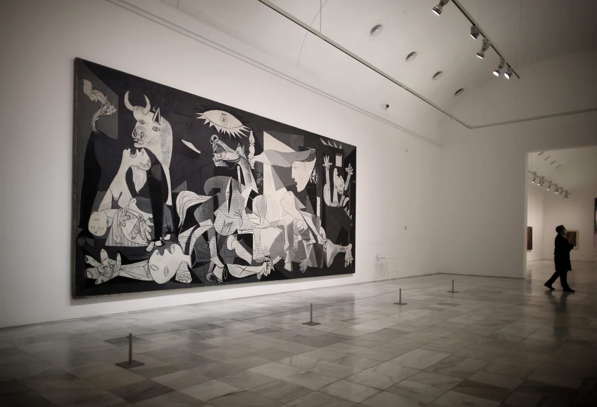 El 'Guernica' de Pablo Picasso en una de las salas del Museo Reina Sofía un día antes del término del estado de alarma, en Madrid (España)