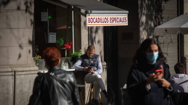 Un hombre en una terraza en Barcelona (Cataluña)