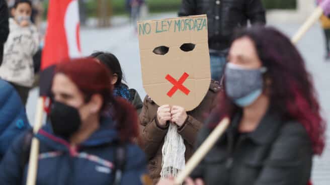 Una persona sostiene una careta donde se lee "No Ley Mordaza" durante una manifestación contra el encarcelamiento de Pablo Hasel.