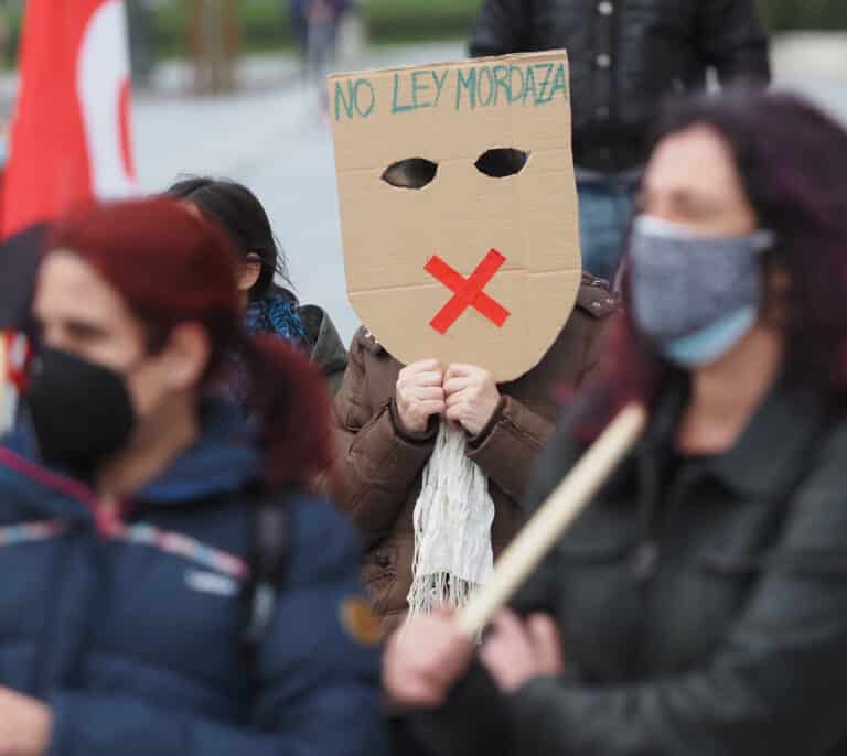 Juristas ven posible la rebaja de multas de la 'Ley Mordaza' propuesta por UP y PSOE en función de la capacidad económica