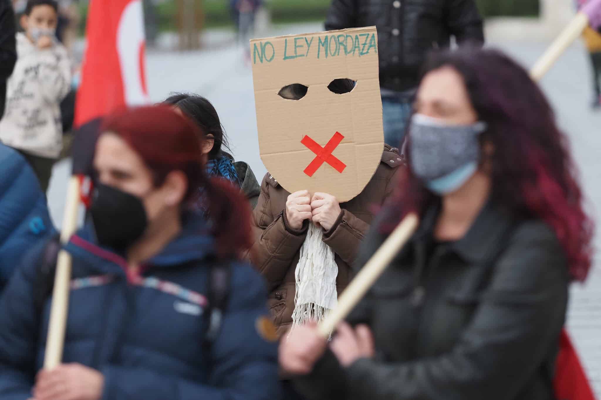 Una persona sostiene una careta donde se lee "No Ley Mordaza" durante una manifestación contra el encarcelamiento de Pablo Hasel.
