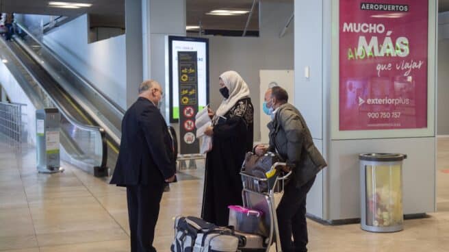 Varias viajeros de un vuelo procedente de Casablanca (Marruecos), en la Terminal T1 del Aeropuerto Madrid