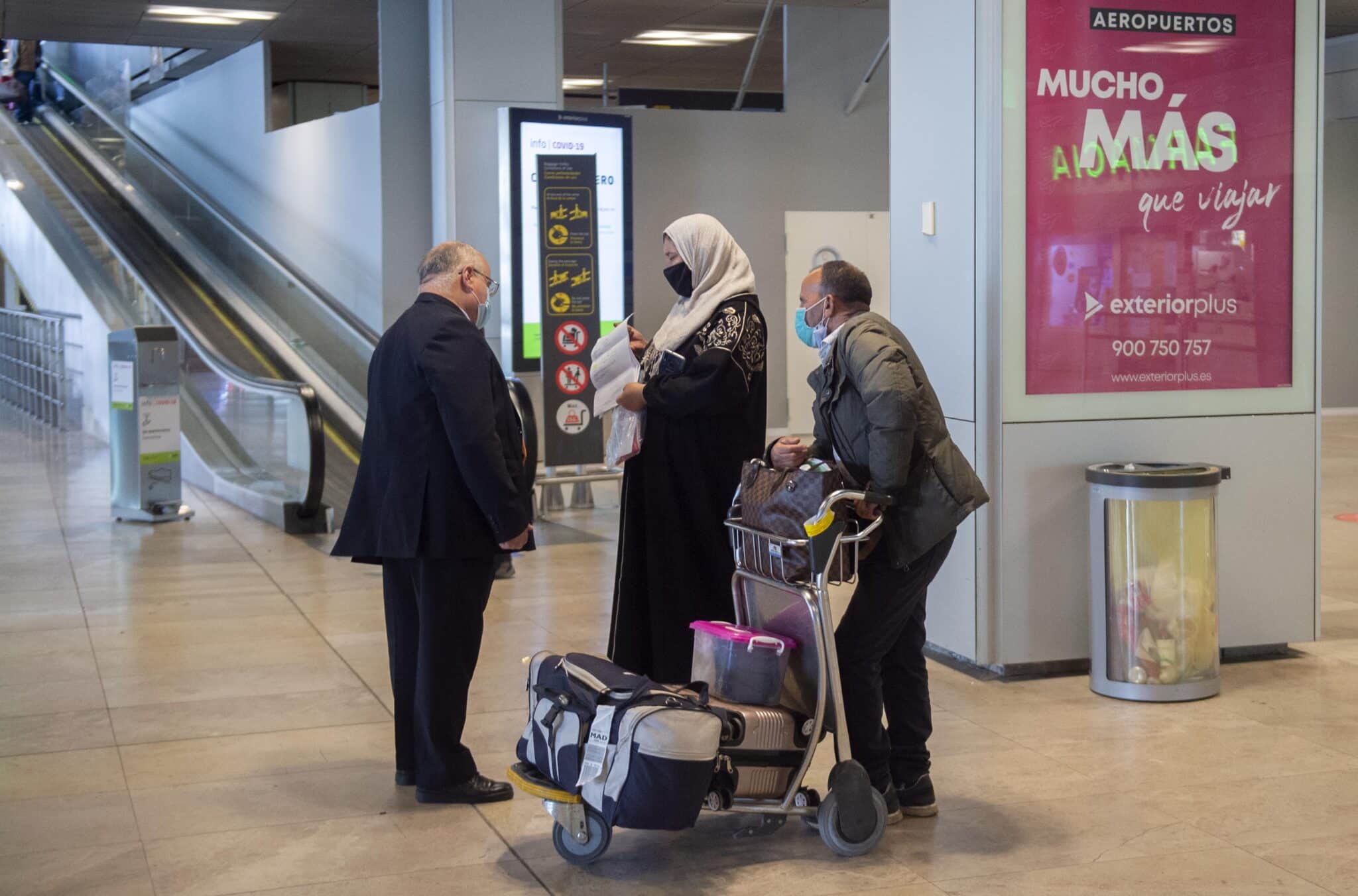 Varias viajeros de un vuelo procedente de Casablanca (Marruecos), en la Terminal T1 del Aeropuerto Madrid