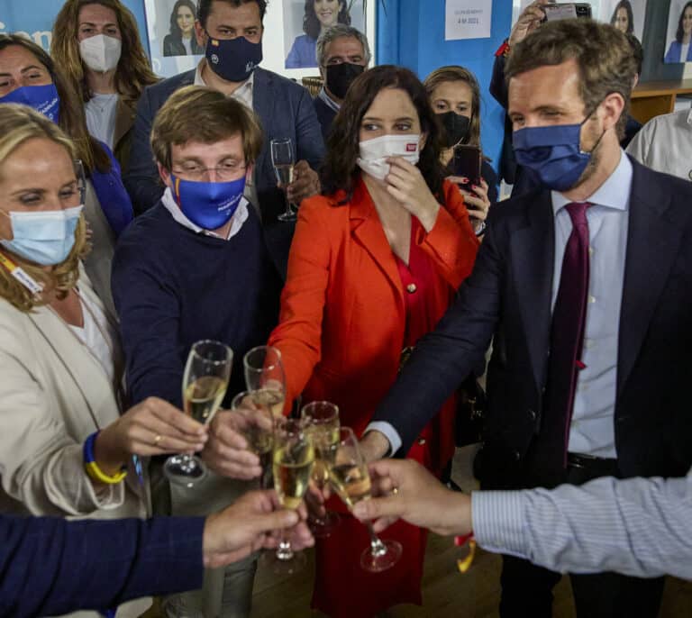 Ayuso arranca el 'tour' por las cenas navideñas del partido a la espera de la invitación del PP de Madrid