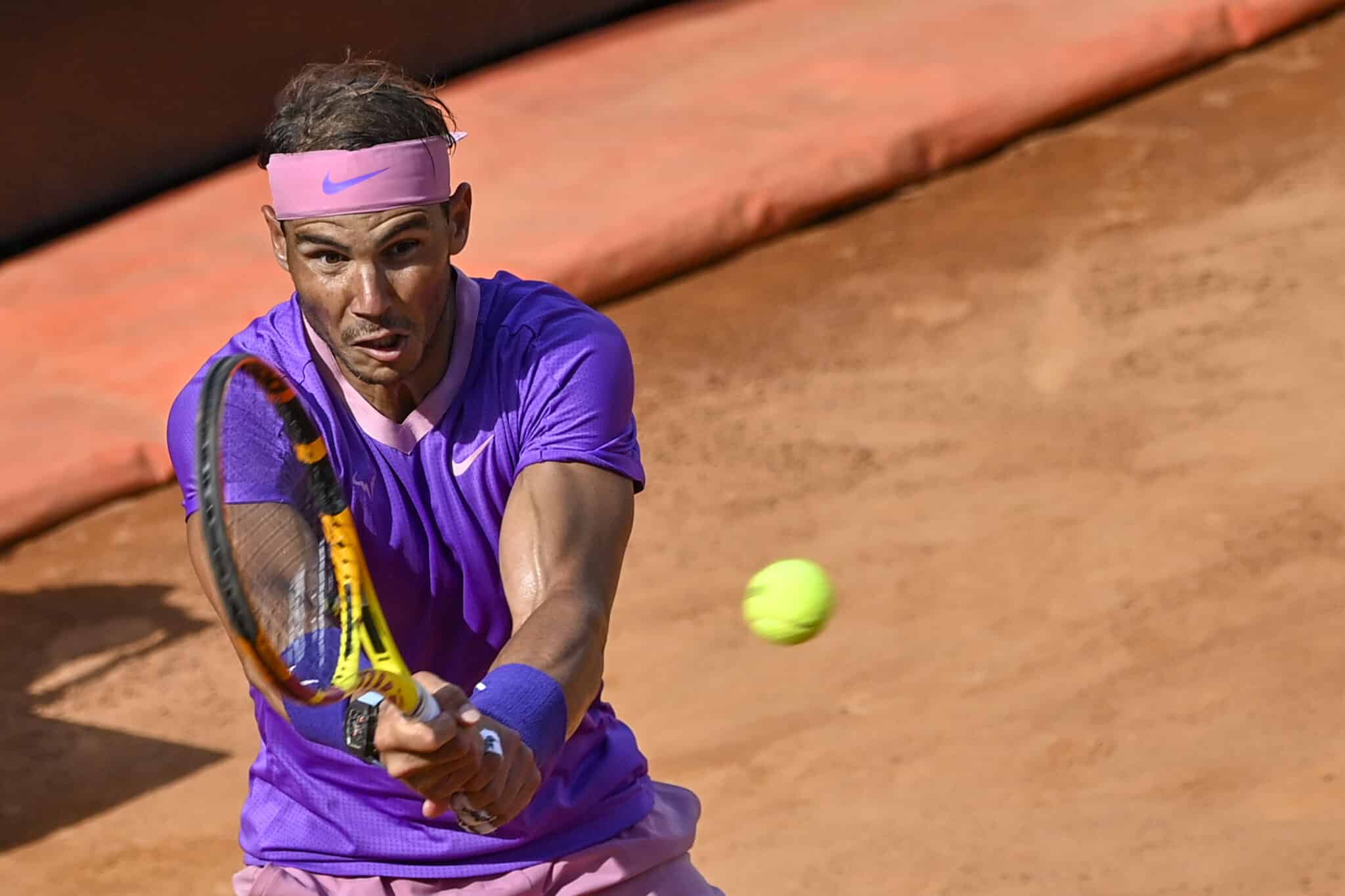 El tenista español Rafael Nadal en acción contra el canadiense Denis Shapovalov durante su partido de tenis masculino de los octavos de final del torneo Abierto de Italia.