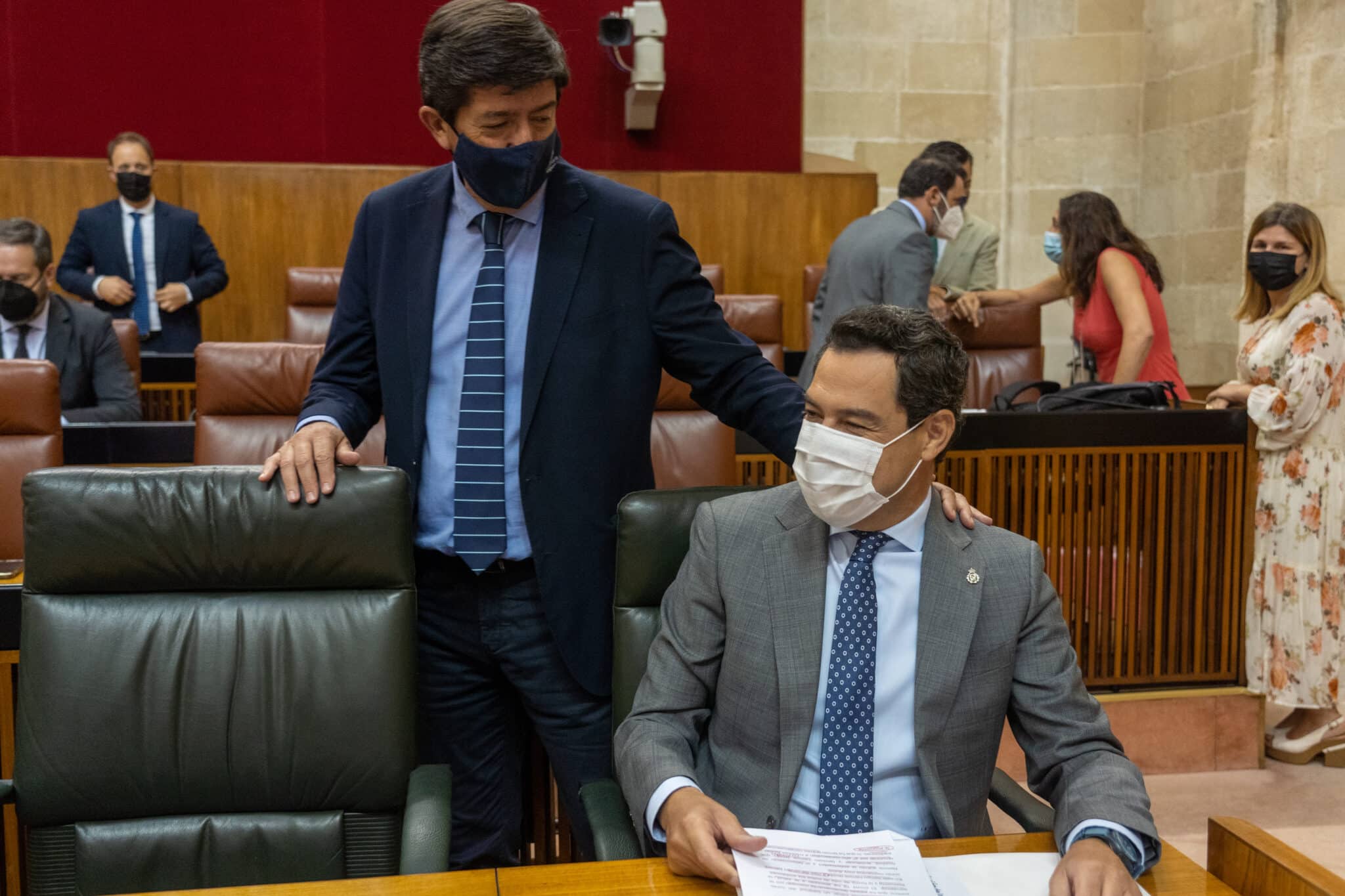 El presidente de la Junta de Andalucía, Juanma Moreno, junto al vicepresidente, Juan Marín.