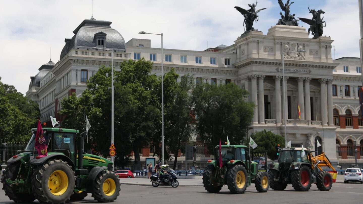 Agricultores se concentran con tractores a las puertas del Ministerio de Agricultura