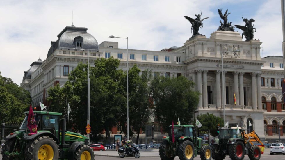 Agricultores se concentran con tractores a las puertas del Ministerio de Agricultura