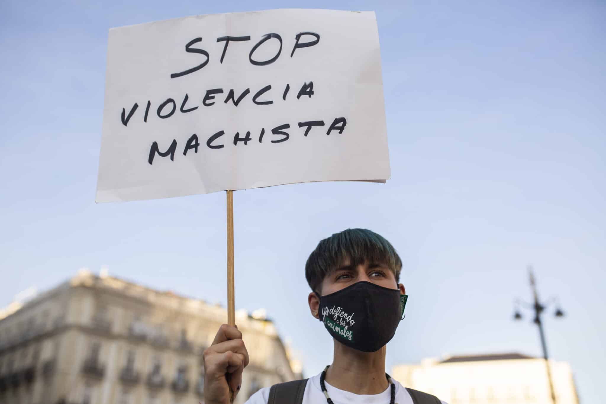 Una mujer sostiene una pancarta en una concentración para exigir “El Pacto de Estado Contra la Violencia de Género”