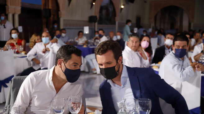 El presidente del PP, Pablo Casado (d); y el presidente del PP-A, Juanma Moreno (i). El presidente del PP, Pablo Casado (d); y el presidente del PP-A, Juanma Moreno (i).
