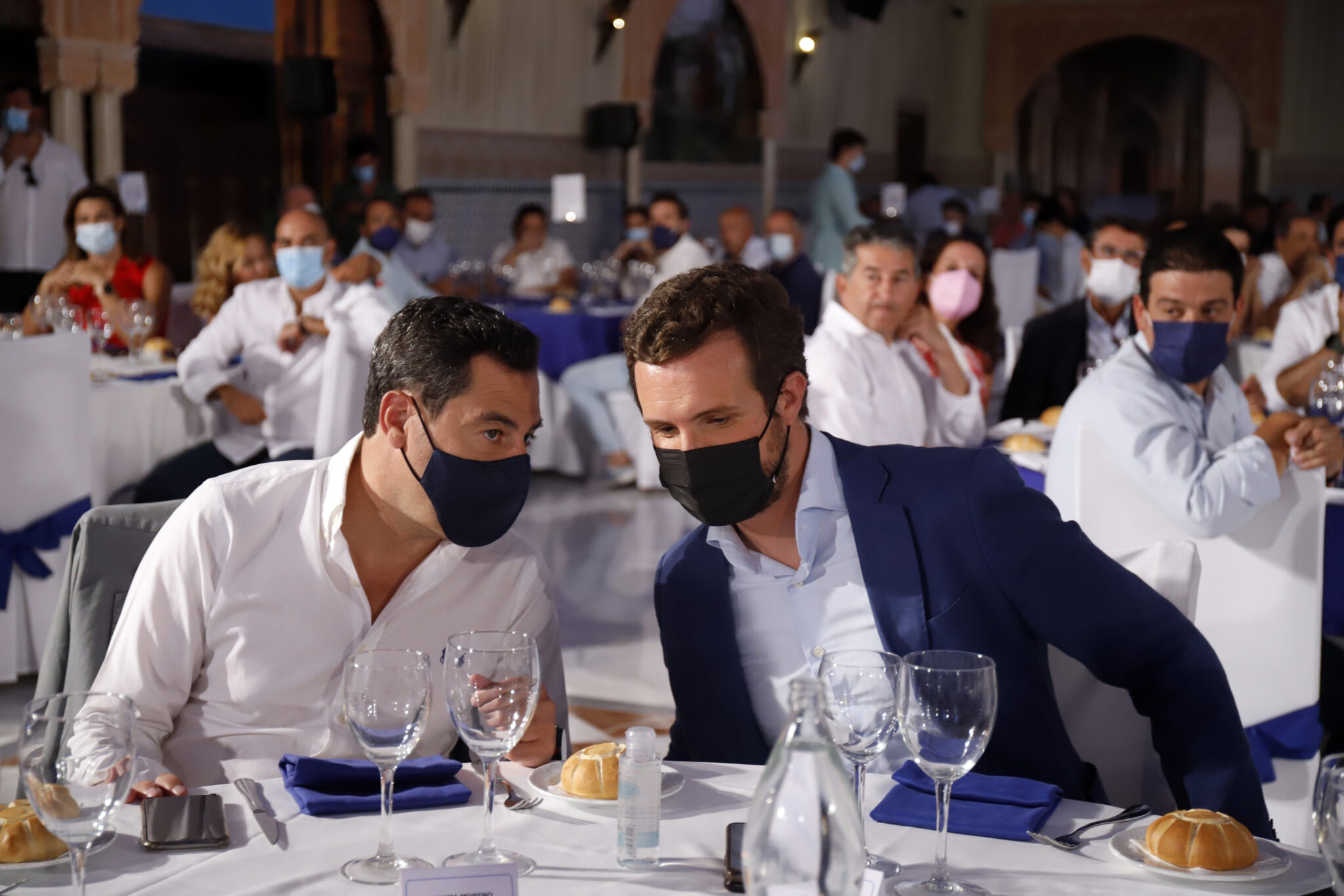 El presidente del PP, Pablo Casado (d); y el presidente del PP-A, Juanma Moreno (i).