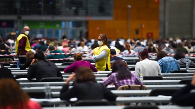 Más de 24.000 aspirantes se examinan para cubrir 259 plazas de auxiliar administrativo para el Ayuntamiento de Madrid Cientos de personas se examinan en uno de los pabellones donde se celebra el primer examen del proceso selectivo municipal para auxiliar administrativo en el Ayuntamiento de Madrid.