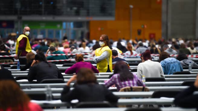 Cientos de personas se examinan en uno de los pabellones donde se celebra el primer examen del proceso selectivo municipal para auxiliar administrativo en el Ayuntamiento de Madrid.