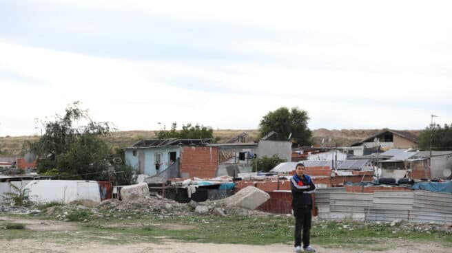 Varias personas participan en una concentración con motivo del aniversario del corte de electricidad en la Cañada Real