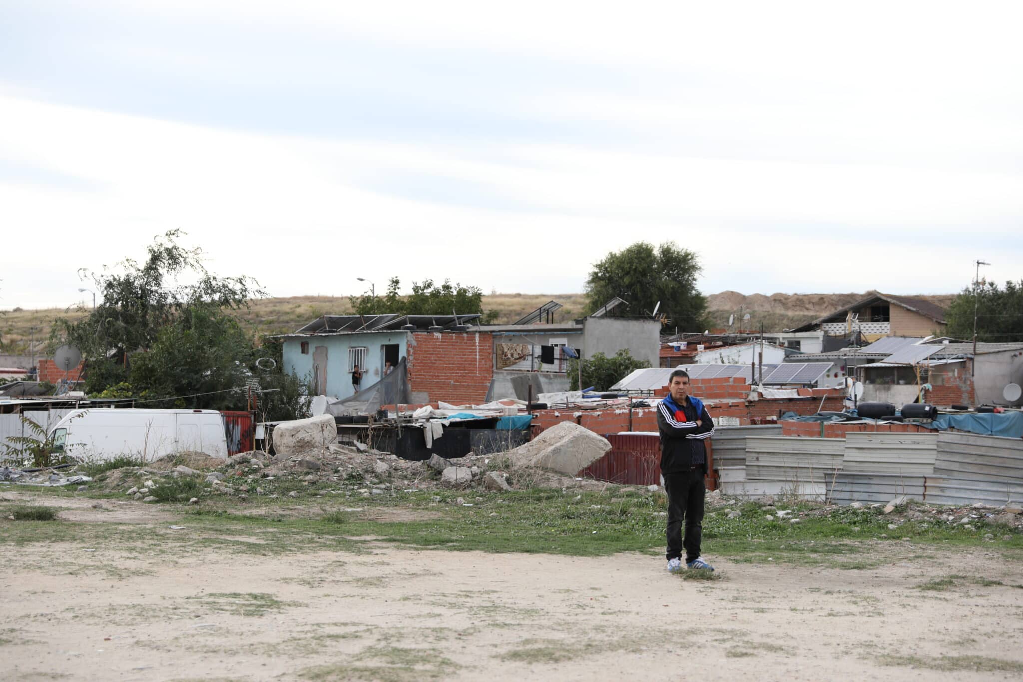 Varias personas participan en una concentración con motivo del aniversario del corte de electricidad en la Cañada Real