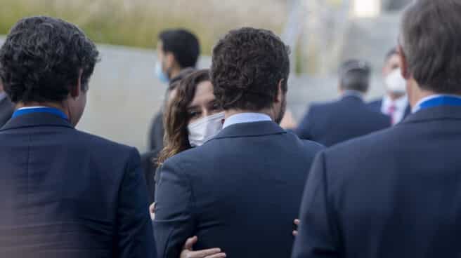 La presidenta de la Comunidad de Madrid, Isabel Díaz Ayuso, saluda al presidente del PP, Pablo Casado.
