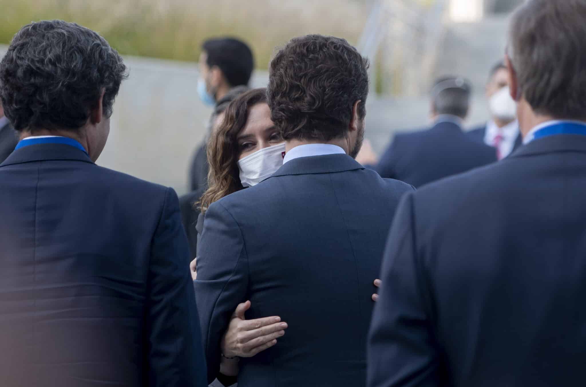 La presidenta de la Comunidad de Madrid, Isabel Díaz Ayuso, saluda al presidente del PP, Pablo Casado.