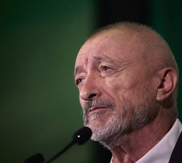 Pérez Reverte, tras la rectificación de Sánchez: "Maneja el cinismo con envidiable desvergüenza"