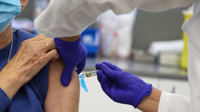Una persona mayor se vacuna contra la gripe en el centro de Salud Baviera.