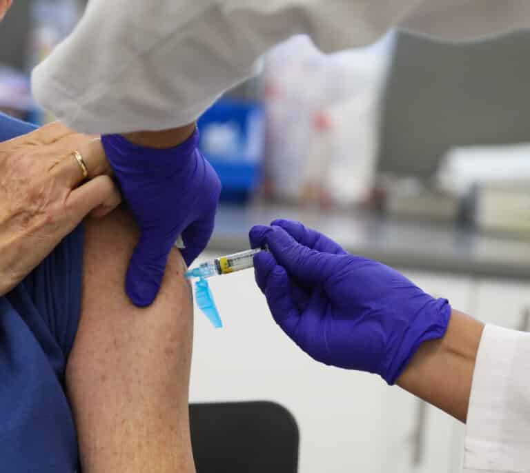 Sanidad notifica 4.353 casos y 26 muertes por COVID-19, mientras la incidencia sobrepasa 70