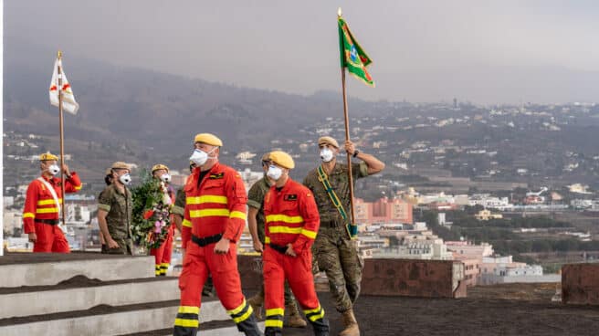 Varios militares participan en un homenaje a las personas fallecidas que se encuentran enterradas en cementerios afectados por la lava del volcán de Cumbre Vieja