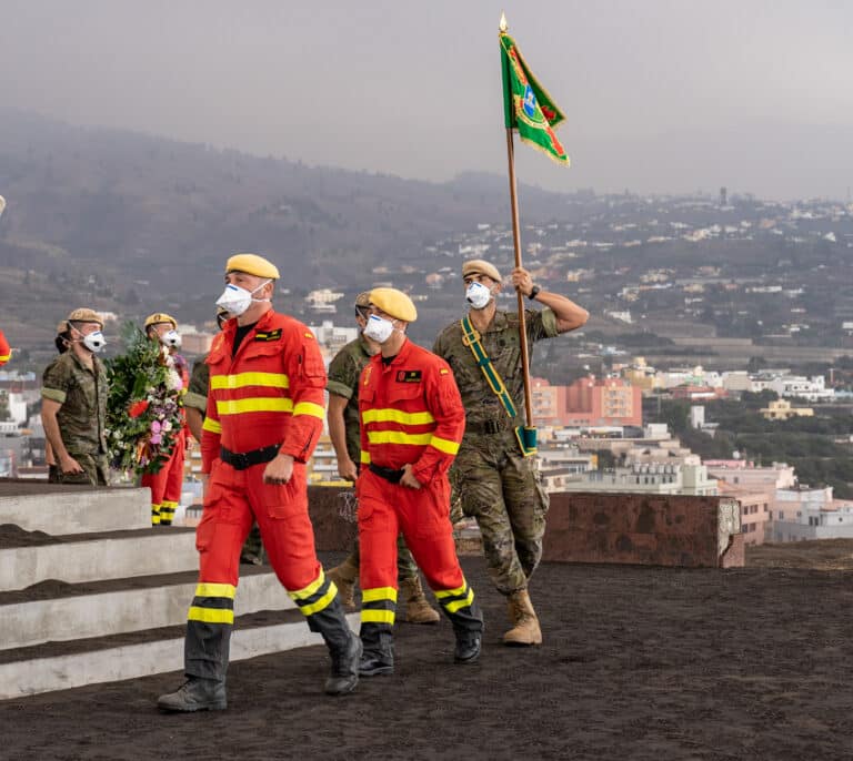 Las Fuerzas Armadas muestran su cariño a la isla de La Palma con una ofrenda floral