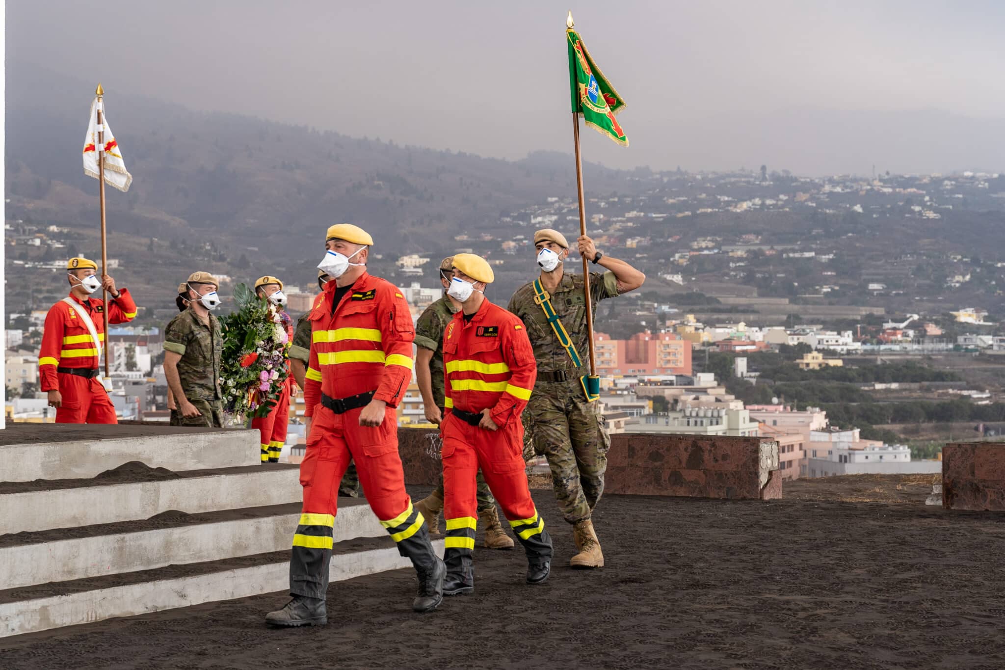 Varios militares participan en un homenaje a las personas fallecidas que se encuentran enterradas en cementerios afectados por la lava del volcán de Cumbre Vieja