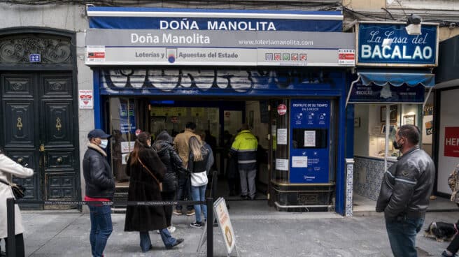 Regresan las colas de espera en Doña Manolita para adquirir un décimo de lotería de Navidad Un grupo de personas esperan a las puertas de la administración de lotería Doña Manolita, a 2 de noviembre de 2021, en Madrid