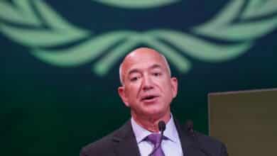 La predicción de Bezos: viviremos en el espacio e iremos de vacaciones a la Tierra para comer gambas de Denia