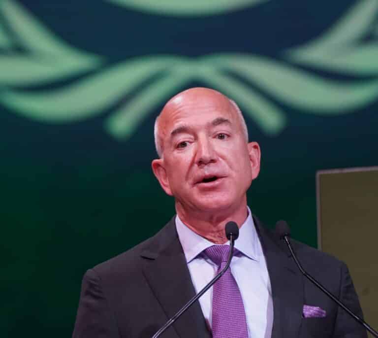La predicción de Bezos: viviremos en el espacio e iremos de vacaciones a la Tierra para comer gambas de Denia