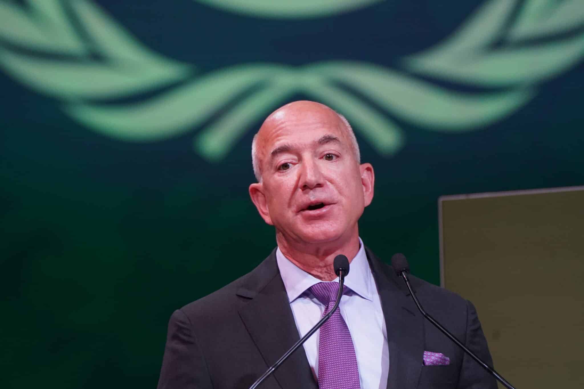 La predicción de Bezos: viviremos en el espacio e iremos de vacaciones a la Tierra para comer gambas de Denia