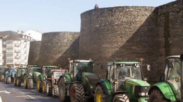 Una tractorada rodea la muralla de Lugo por el precio de la leche
