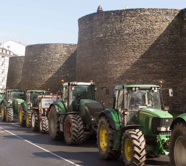 Una tractorada rodea la muralla de Lugo por el precio de la leche