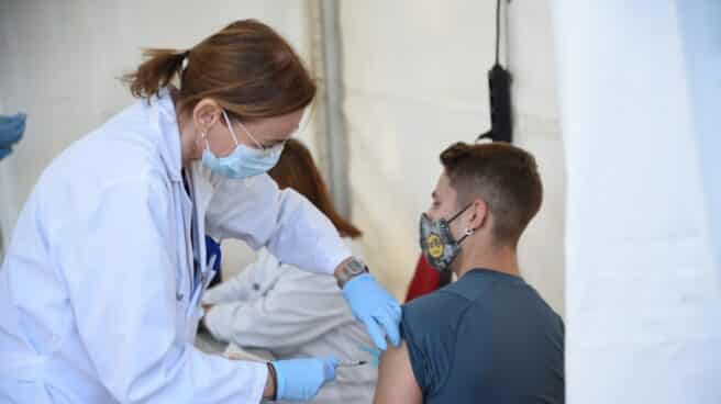 Un joven acude a recibir la vacuna contra el Covid-19, en un punto de vacunación.