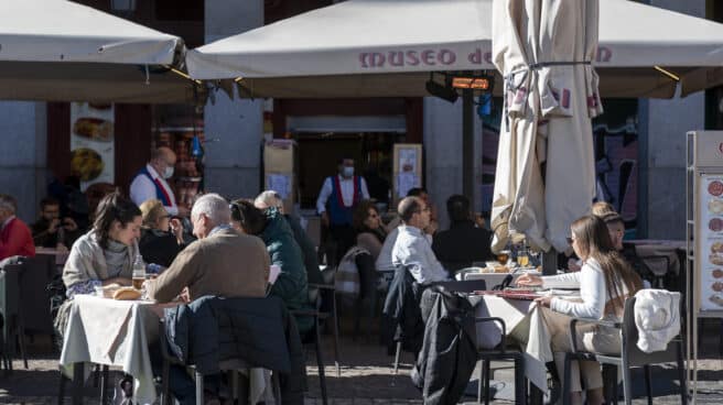 Varias personas sentadas en una terraza, a 8 de noviembre de 2021, en Madrid, (España).