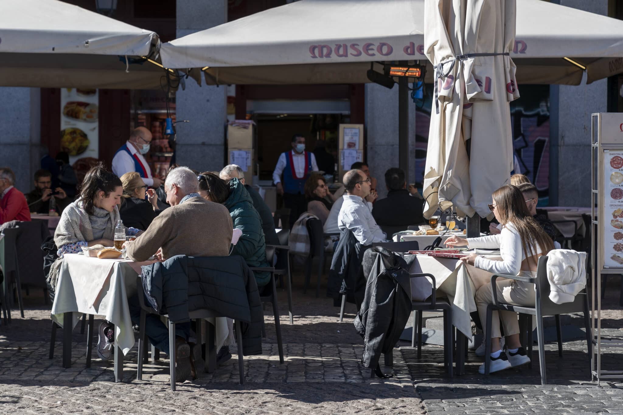 Varias personas sentadas en una terraza, a 8 de noviembre de 2021, en Madrid, (España).