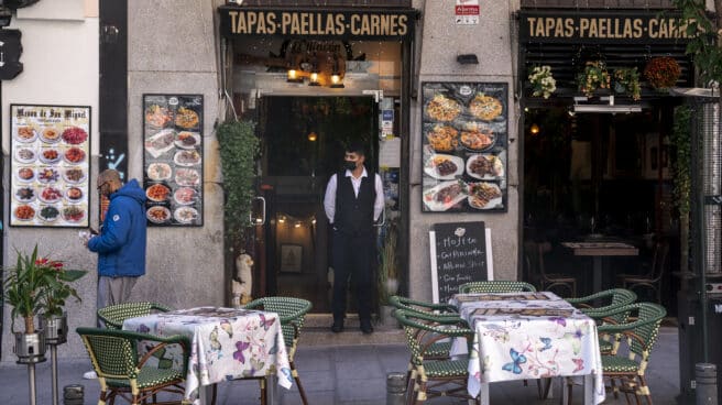 Un camarero de un restaurante en una terraza, a 8 de noviembre de 2021, en Madrid