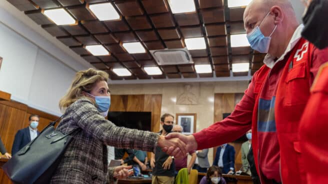Raquel Sánchez visita la Palma para mantener varias reuniones de trabajo La ministra de Transportes, Movilidad y Agenda Urbana, Raquel Sánchez, saluda a su llegada a una reunión con el comité de crisis de Pevolca