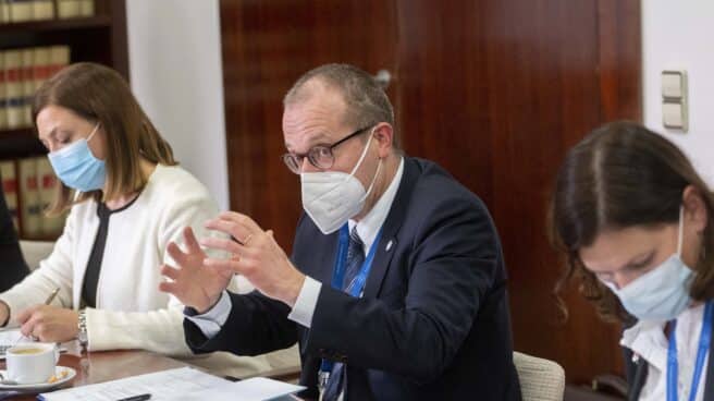 El director general de la OMS para Europa, Hans Kluge, durante una reunión con la ministra de Sanidad, en el Complejo de La Moncloa