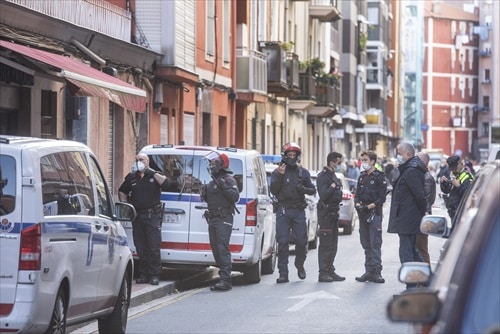 Detenido un hombre que permanecía atrincherado en un bar de Barakaldo tras agredir a su propietaria y a un cliente