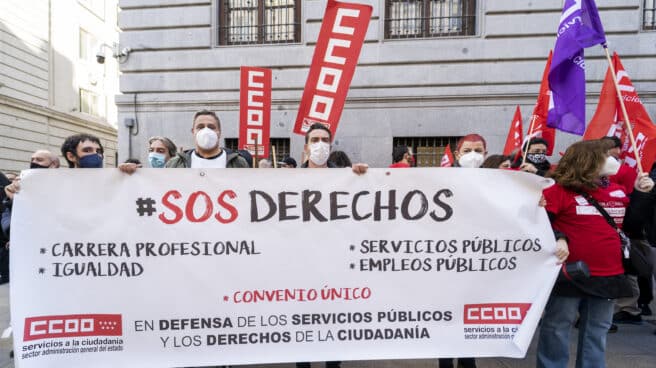Varias personas sostienen una pancarta con el hashtag #SOSDERECHOS, durante una concentración de CCOO frente al Ministerio de Hacienda