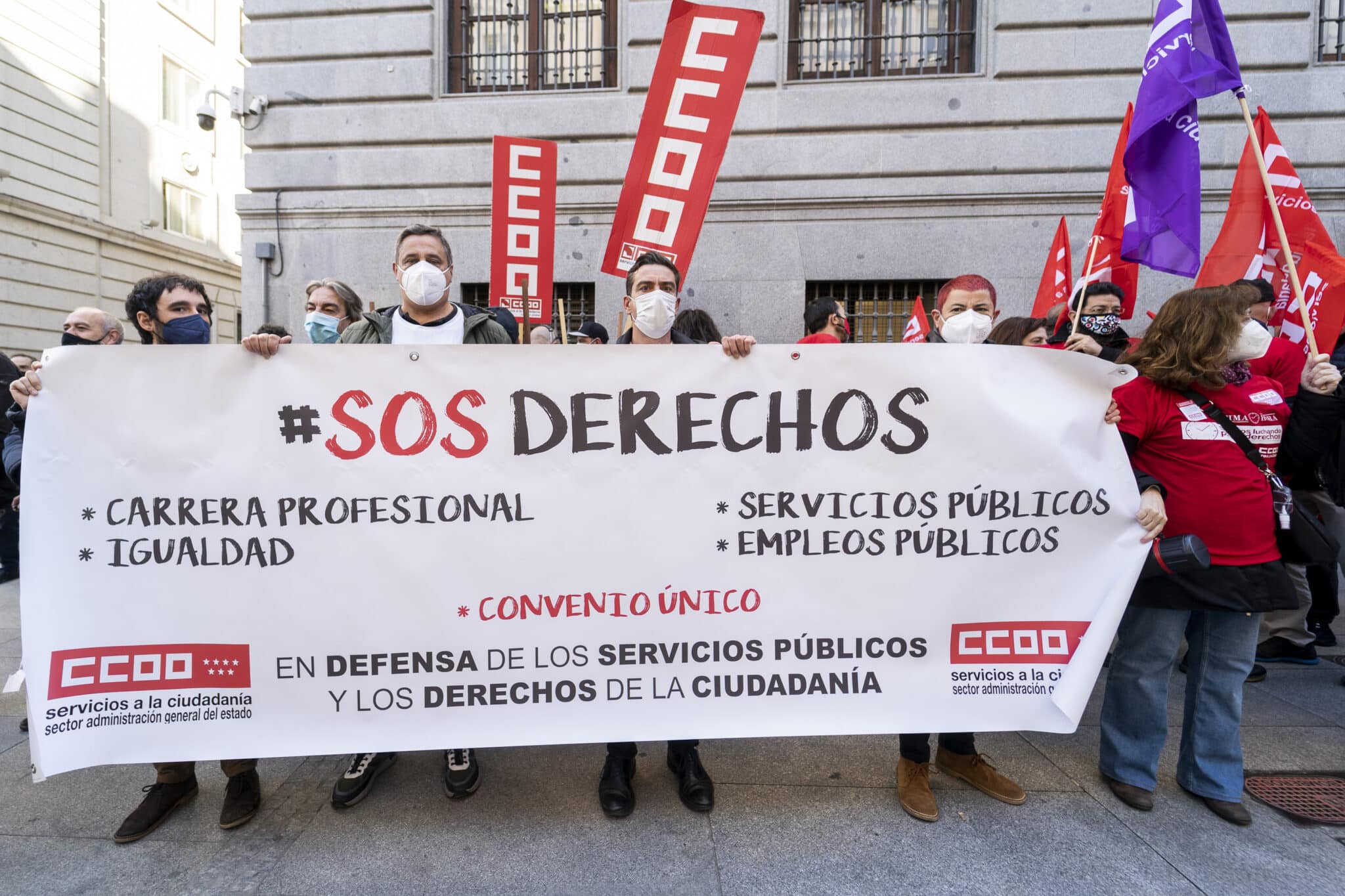 Varias personas sostienen una pancarta con el hashtag #SOSDERECHOS, durante una concentración de CCOO frente al Ministerio de Hacienda